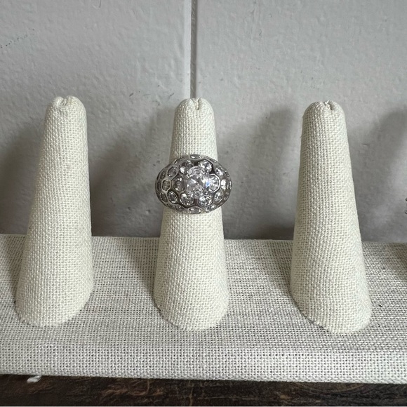 Sterling ring
Stamped 925
SZ 6.25 - Picture 1 of 5